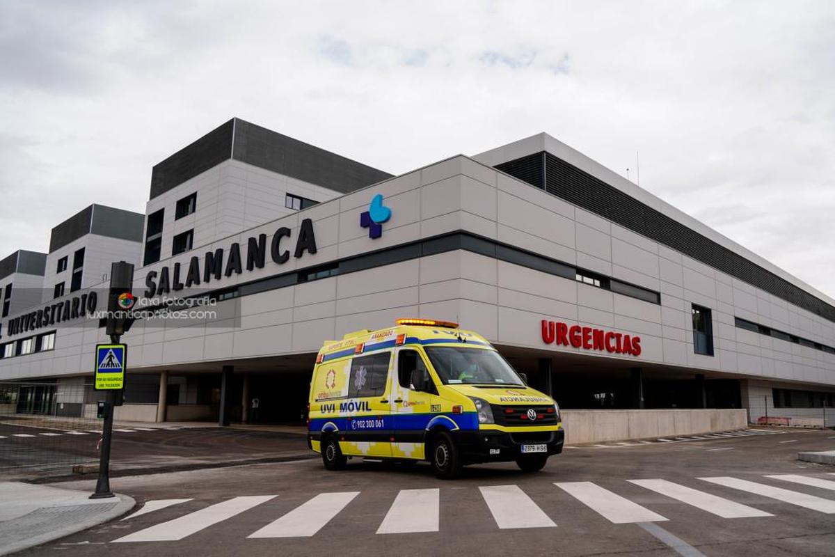 Una ambulancia abandona el Hospital