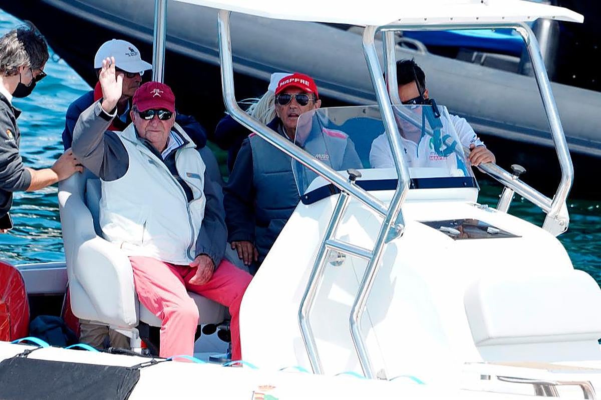 El Rey emérito Juan Carlos se dispone a subir a una embarcación auxiliar en Sanxenxo
