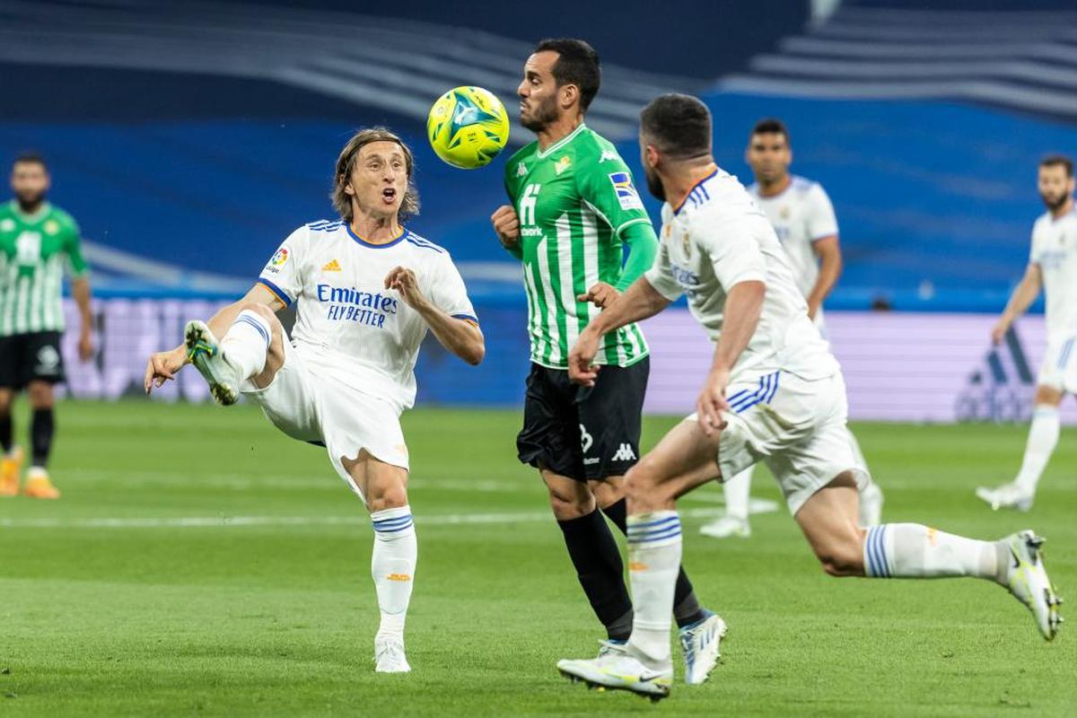 Juanmi, Modric y Carvajal en la pelea de un balón.