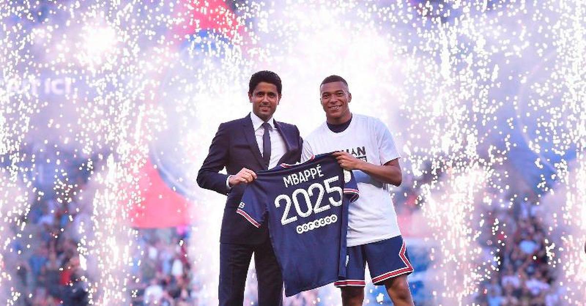 Kylian Mbappé celebrando su renovación por el PSG