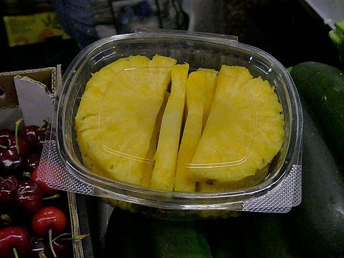 Piña cortada en trozos y envasada.