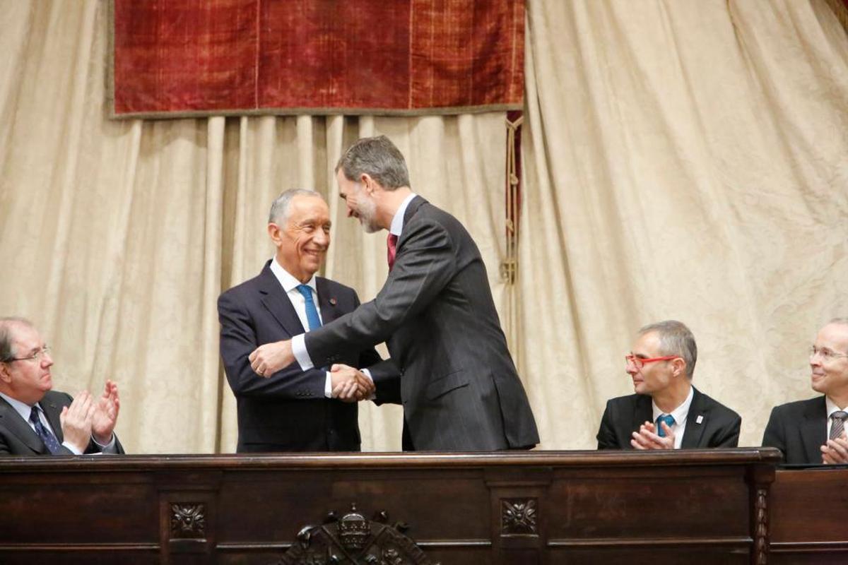 El Rey Felipe con el presidente de Portugal y el rector en el Paraninfo