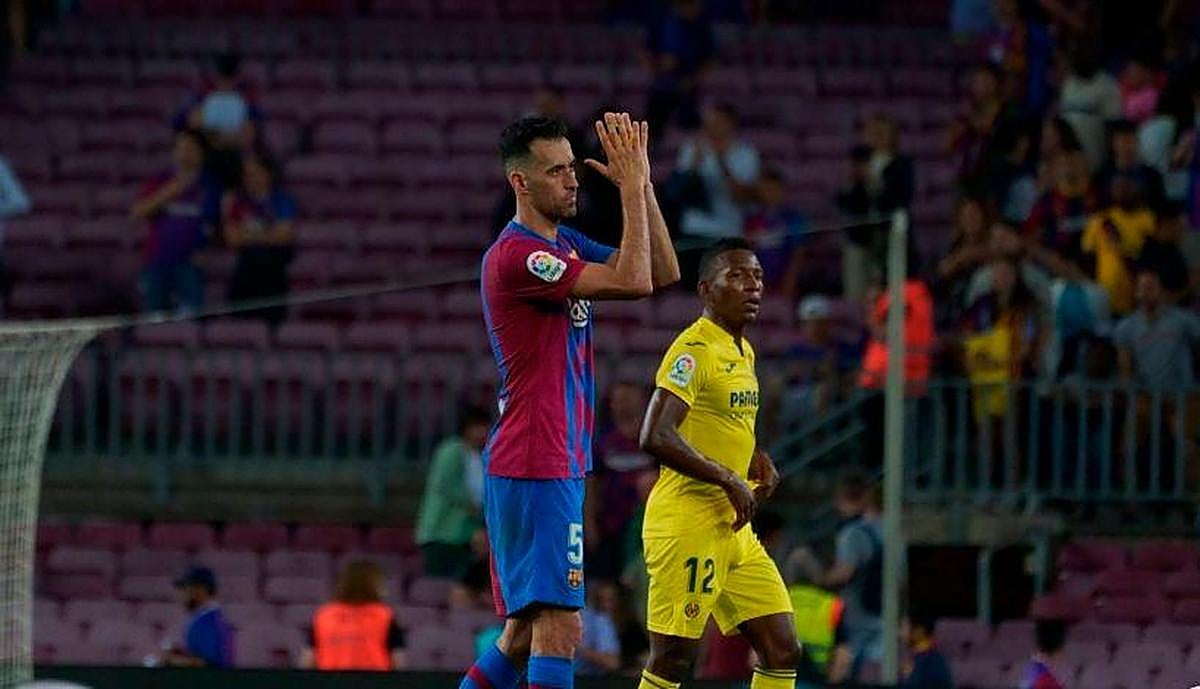 Busquest despide a los aficionados del Camp Nou.
