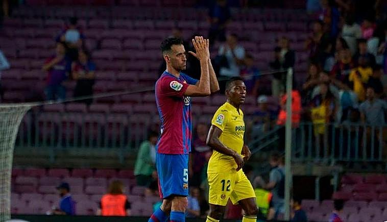 Busquest despide a los aficionados del Camp Nou.