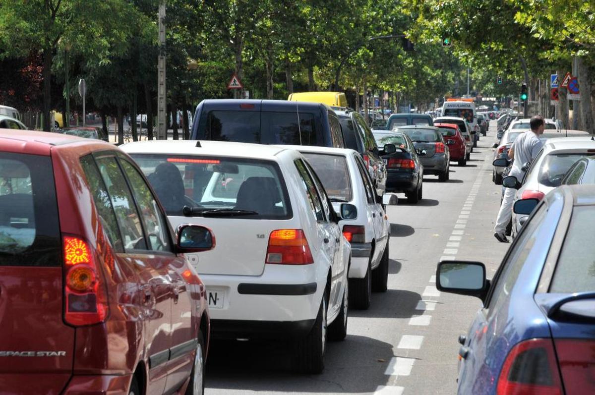 Coches parados en una de las arterias de la ciudad.