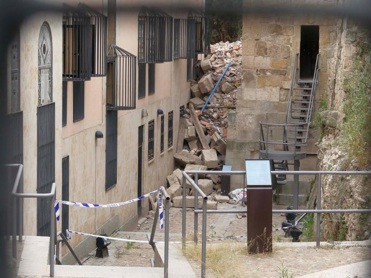 Escombros acumulados junto a la Torre del Marqués de Villena, en el recinto de la Cueva de Salamanca