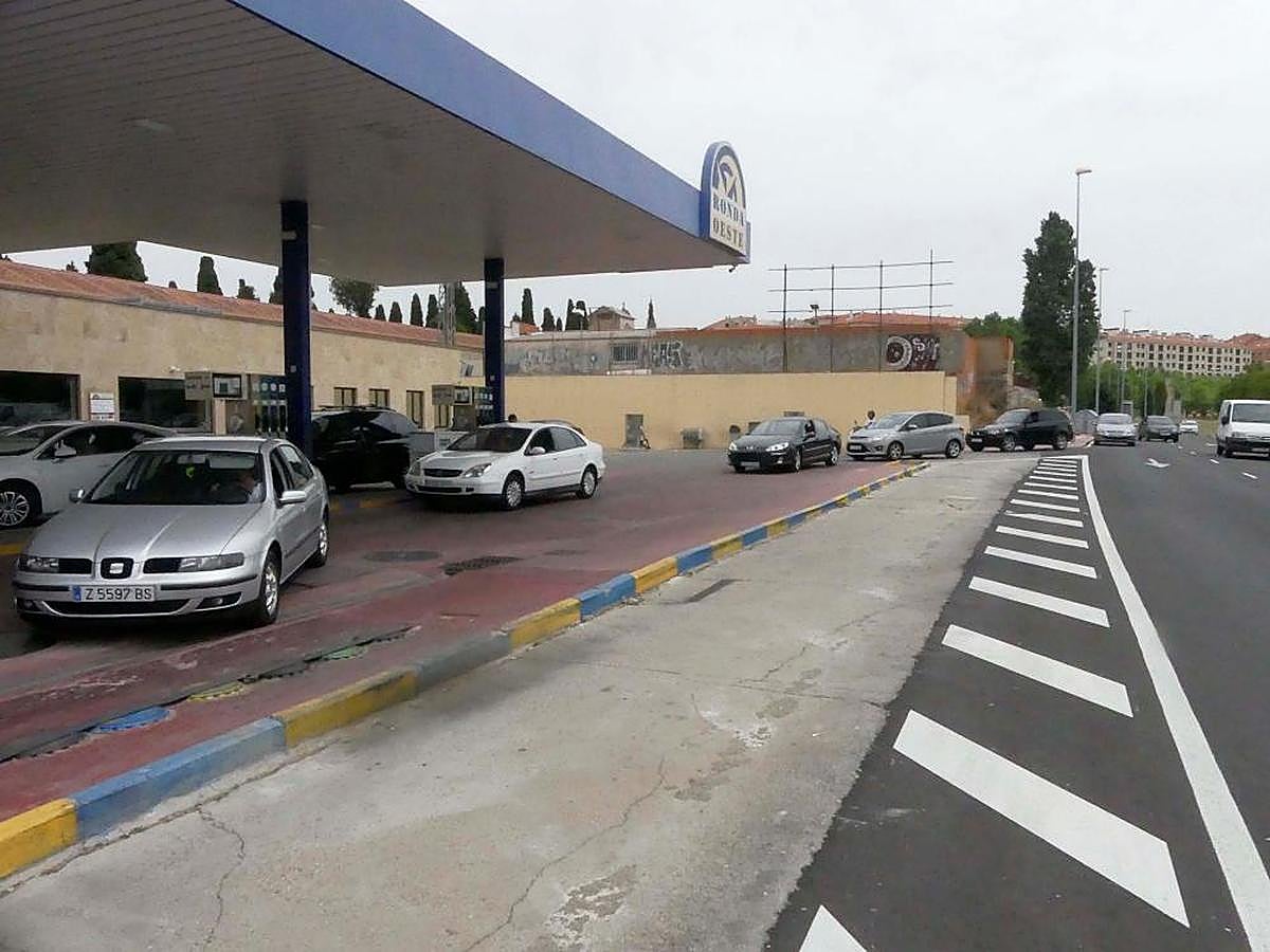 Vehículos esperando para repostar en una estación de servicio de Salamanca
