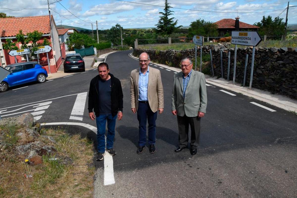 El alcalde La Rinconada de la Sierra, Mariano García, con el presidente de la Diputación, Javier Iglesias, y el regidor de Tejeda, Santiago Martín