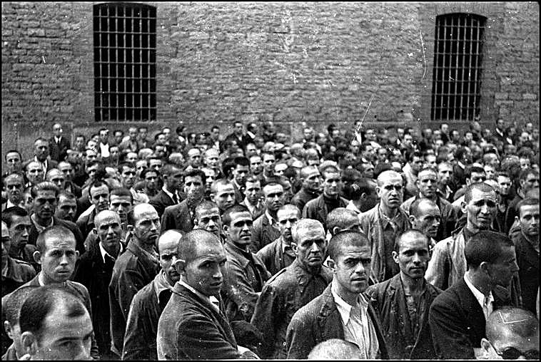 Prisión. Miradas amargas anhelando la libertad. Presos del Fuerte de San Cristóbal en el año 1941.