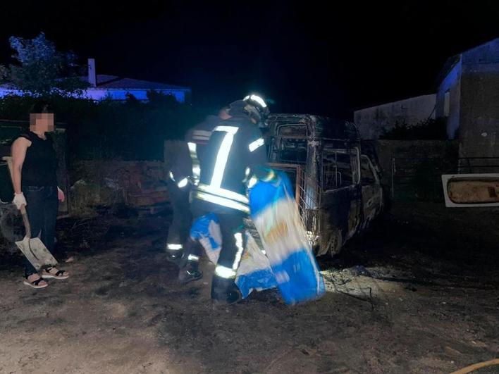 Los bomberos tras apagar el incendio de la furgoneta