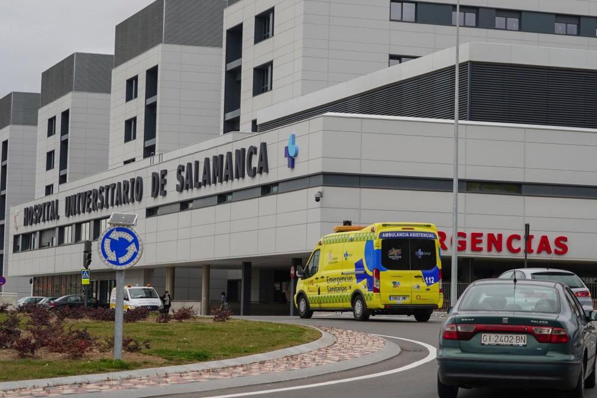 Una ambulancia llega a las Urgencias del Hospital.