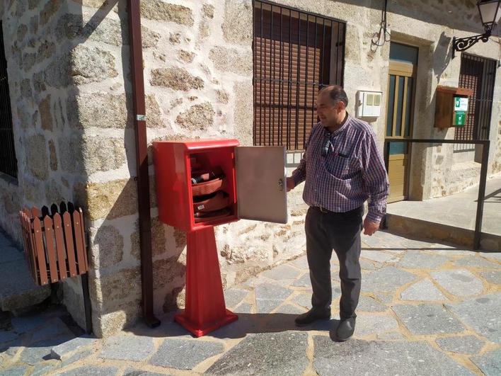 Antonio Luengo, alcalde de Cristóbal, muestra uno de los sistemas instalados en su localidad.