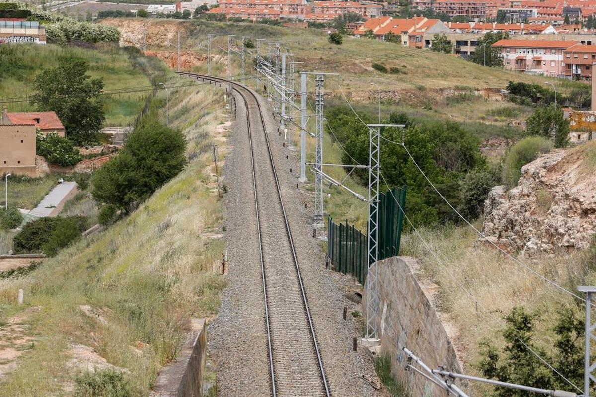 Postes para sostener la catenaria que dará energía a los trenes colocados en las inmediaciones de la capital salmantina