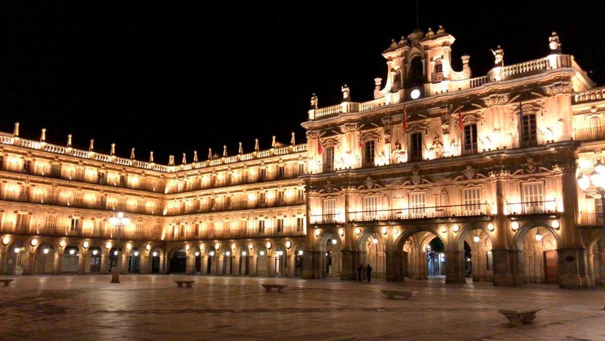 La Plaza Mayor, iluminada con el nuevo alumbrado artístico con led que se estrenó el pasado abril.