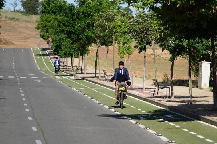 El alcalde, Carlos García Carbayo, seguido por el concejal de Fomento, Fernando Carabias, ambos en bici, ayer por el nuevo carril para ciclistas del barrio de los Alcaldes.