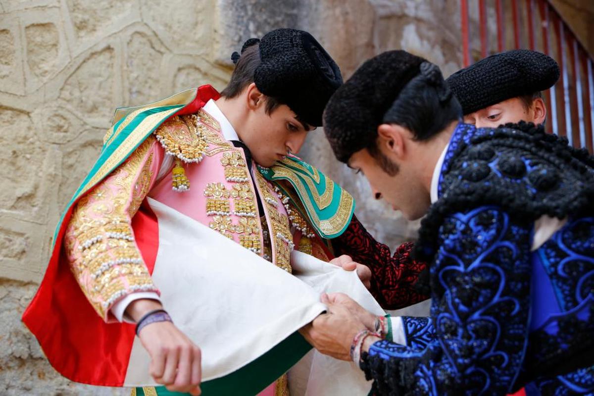 Jesús de la Calzada liándose el capote de paseo