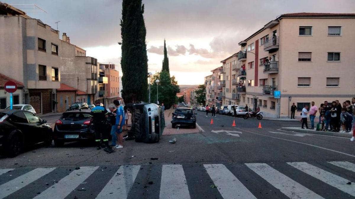 Aparatoso accidente en la calle Licenciado Vidriera con la calle San Bruno