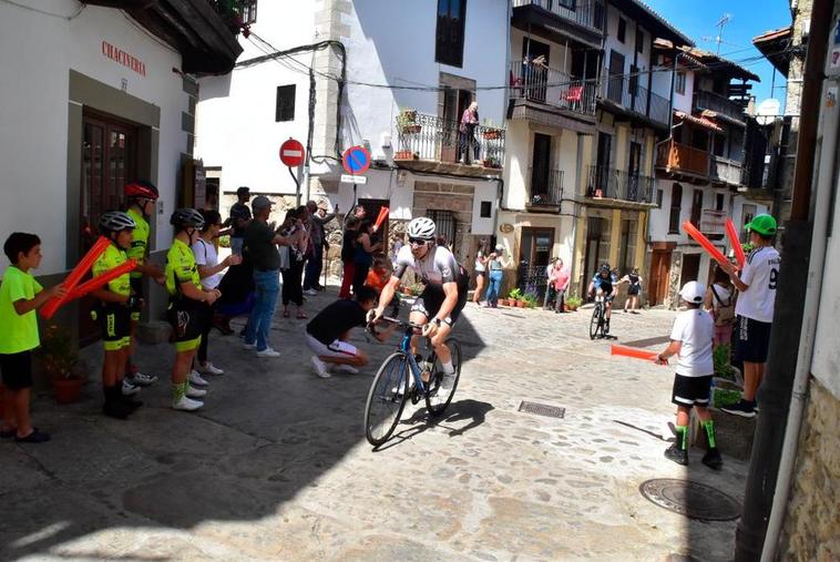 El ganador de la Bedelalsa 2022, Marco Rodero, por las calles de Candelario seguido de Alberto Bejarano.