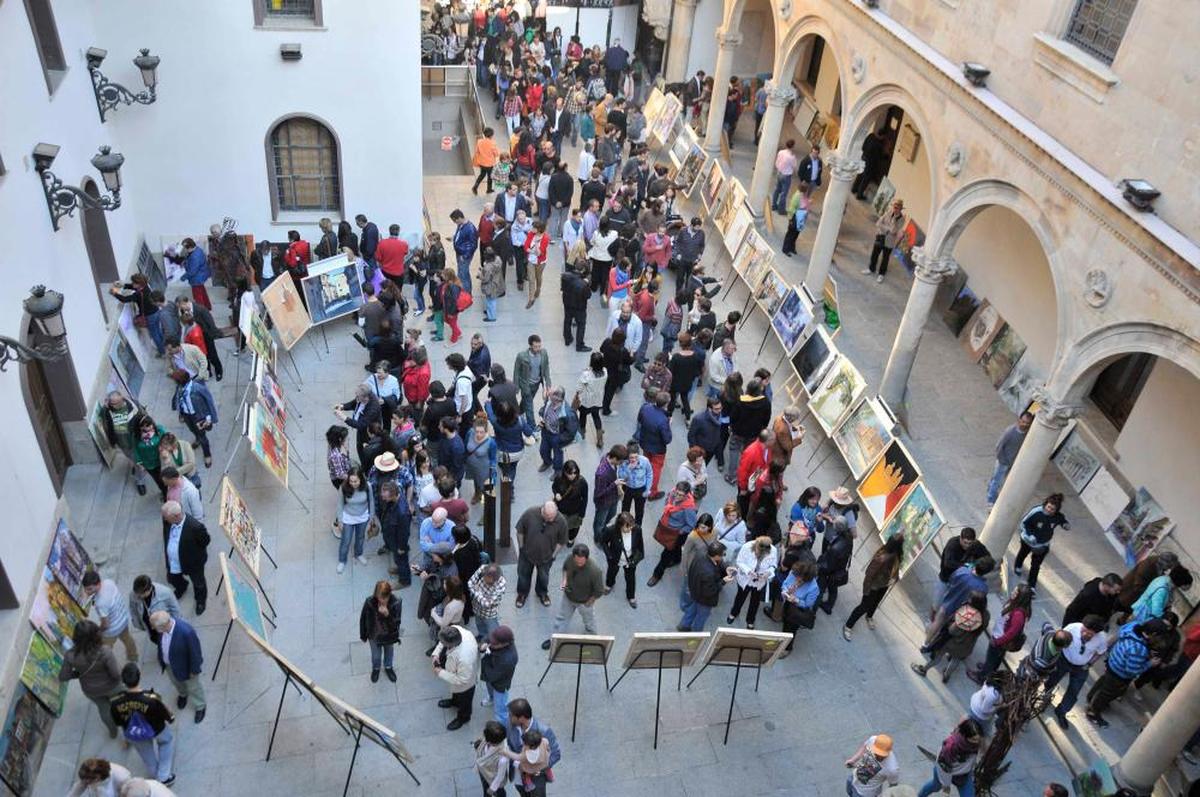 Numerosos ciudadanos en la exposición de las obras tras el fallo del jurado