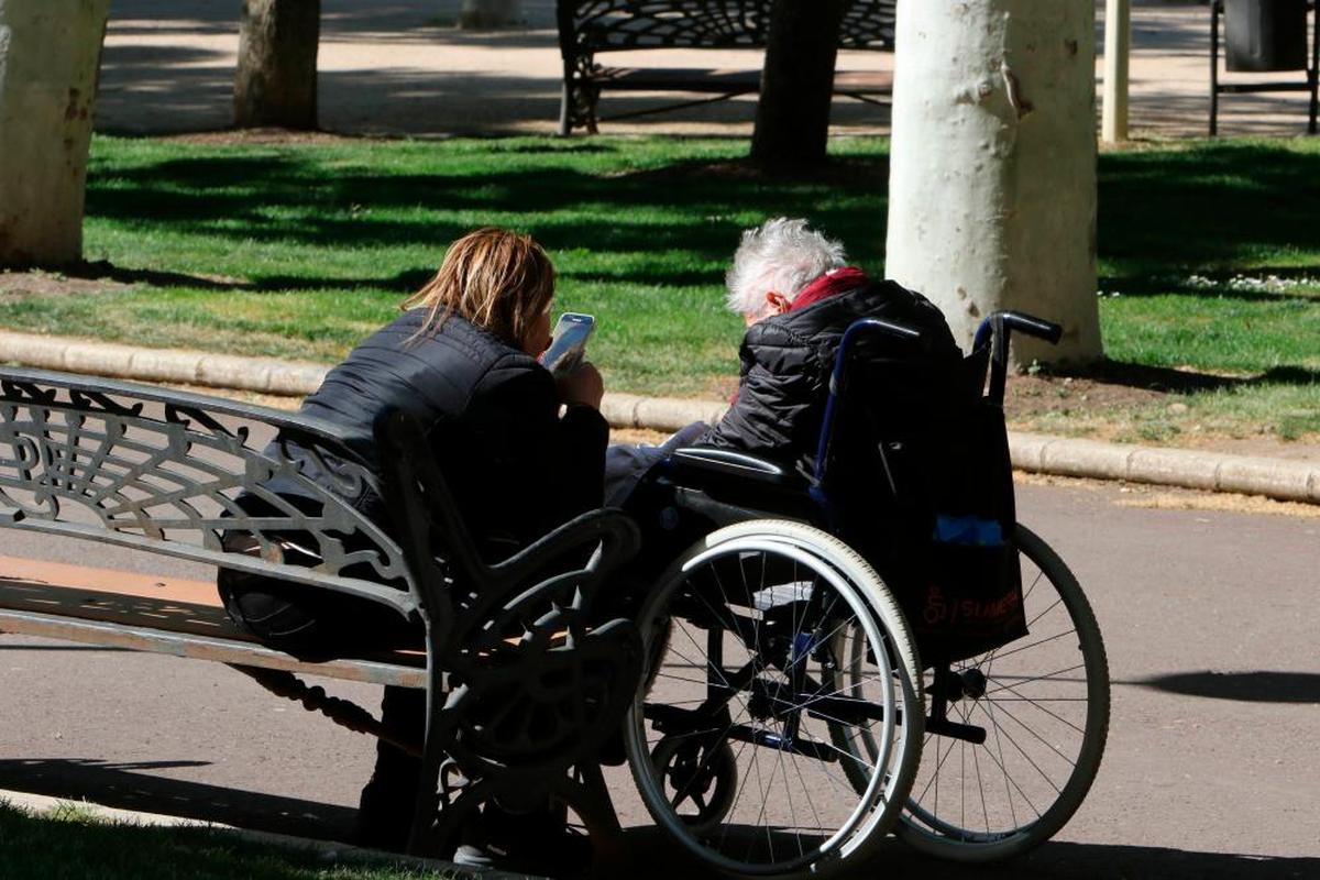 Una persona en silla de ruedas