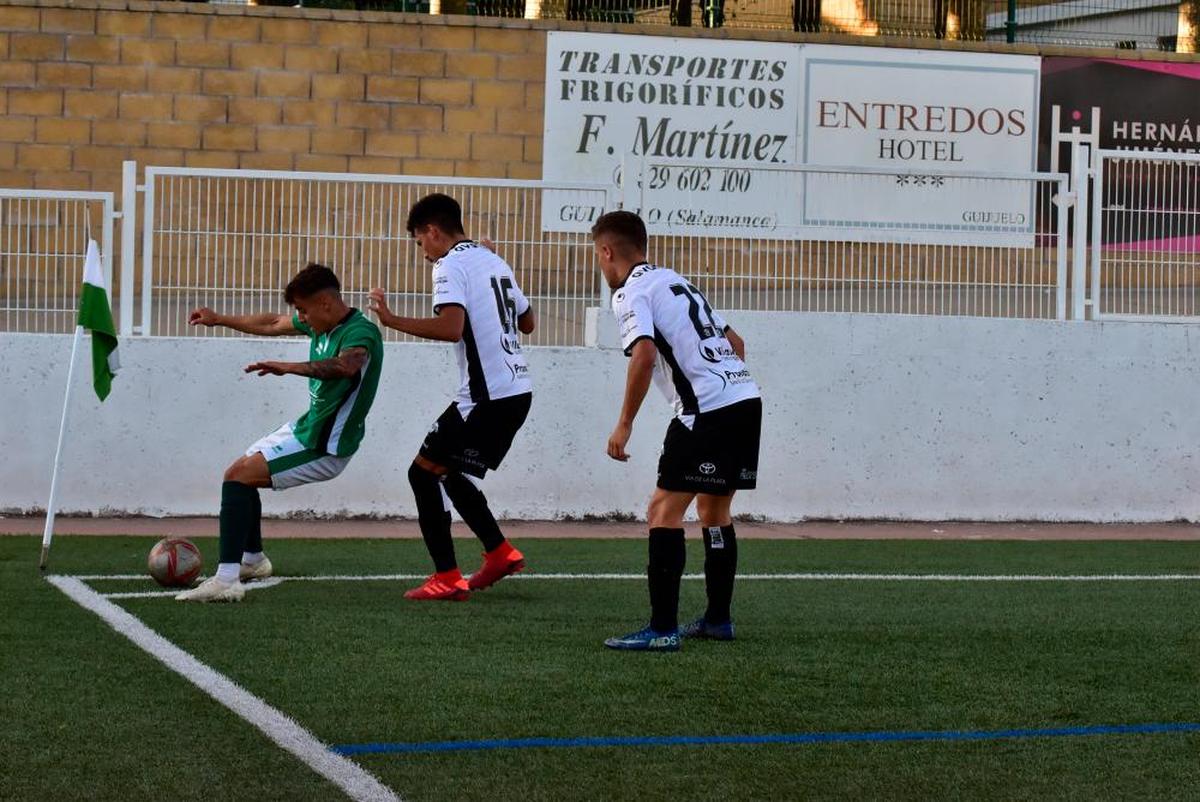 Caramelo defiende el balón durante un partido