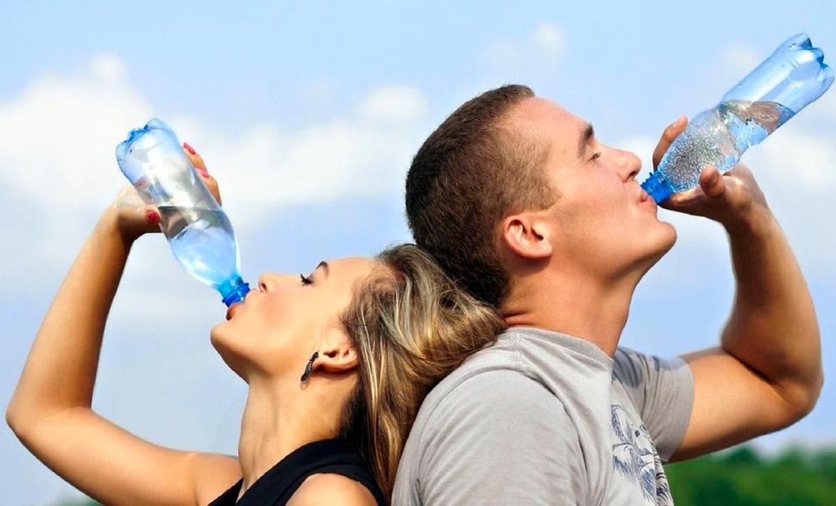 Dos personas bebiendo agua