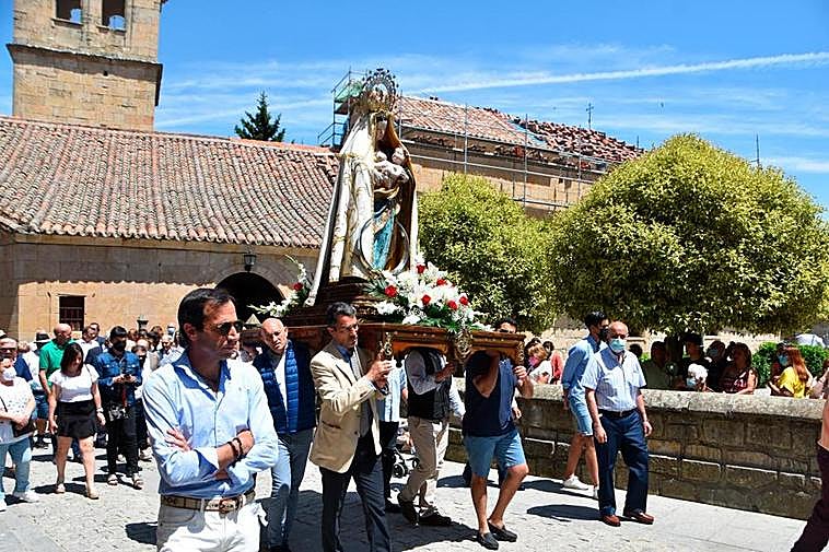 La Virgen de los Remedios procesionó por las calles de Villamayor tras la tradicional misa en su honor
