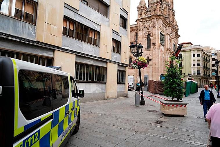La farola con el centro floral en la calle Toro junto a un furgón de la Policía Local.