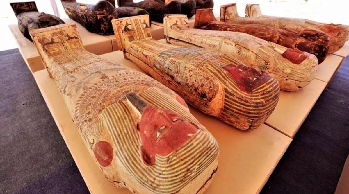 Ataúdes de madera pintada hallados en Egipto.