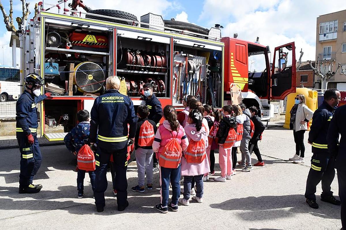 Escolares en una reciente actividad en el Parque de Bomberos de Vitigudino.