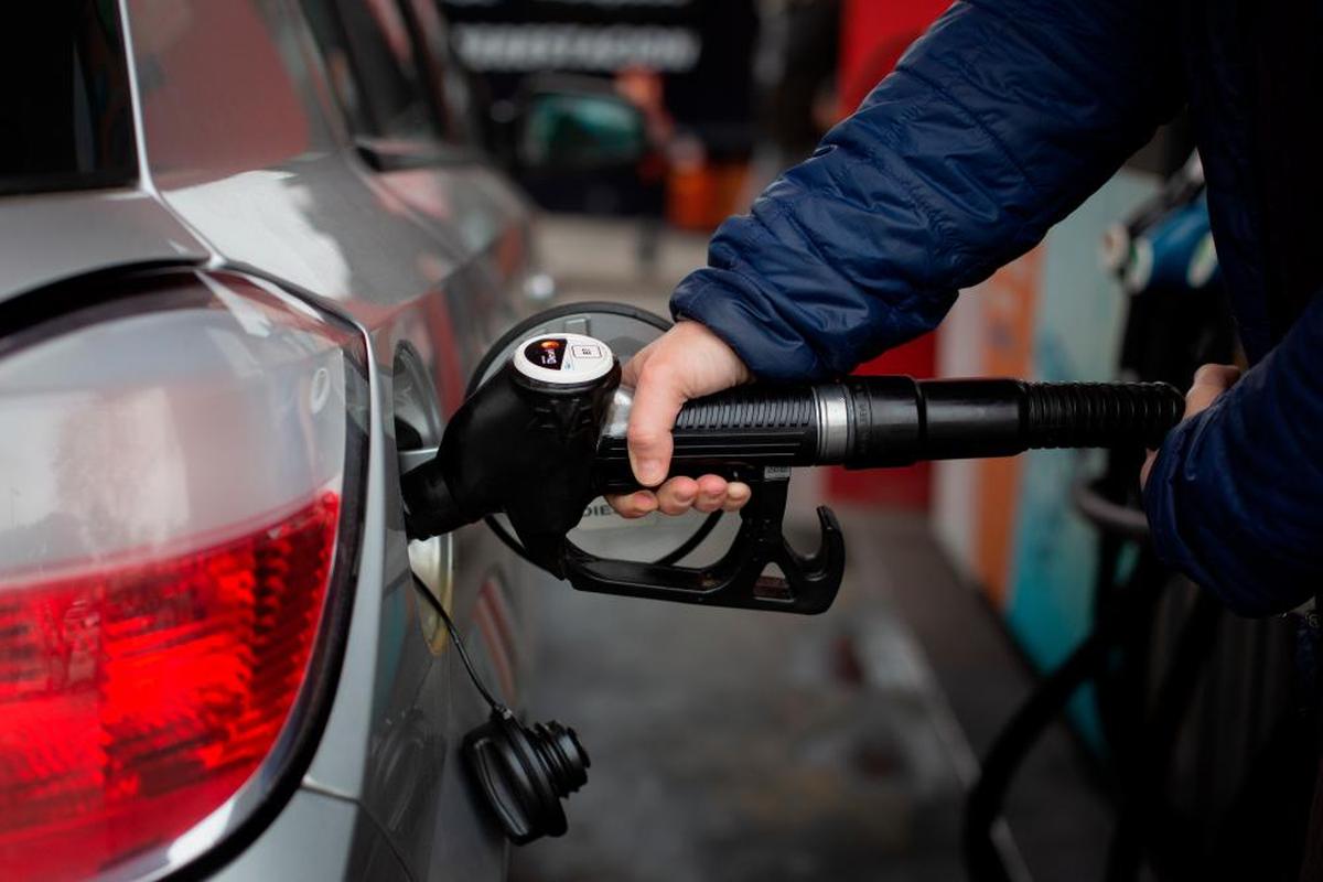 Un conductor, repostando en una gasolinera.