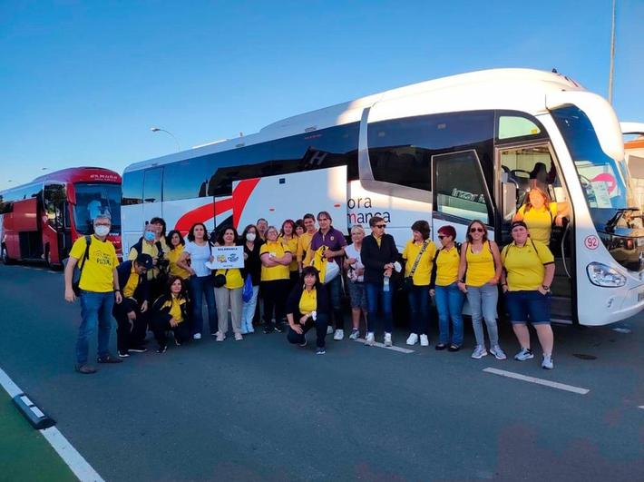 Trabajadores de Correos de Salamanca, antes de tomar el autobús rumbo a Madrid.