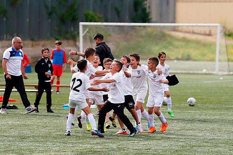 Un equipo de fútbol base durante un partido