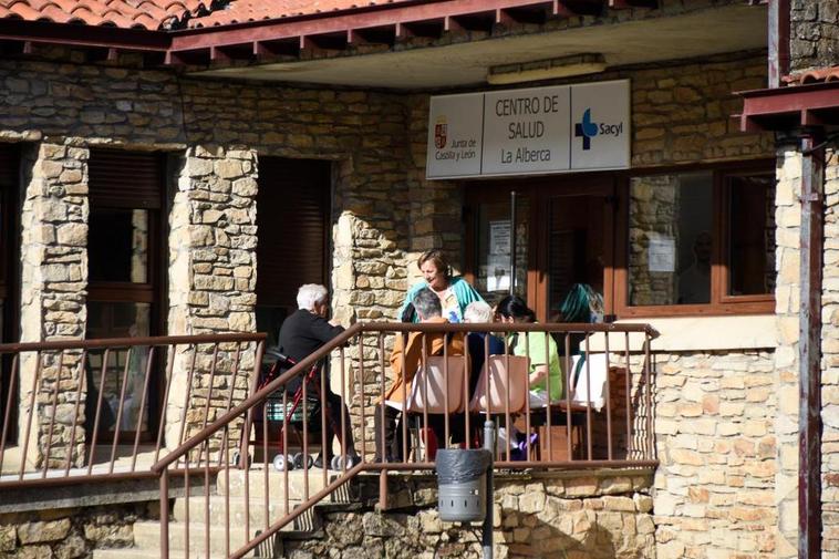 Vecinos de La Alberca esperando ser atendidos en el Centro de Salud de la villa serrana.