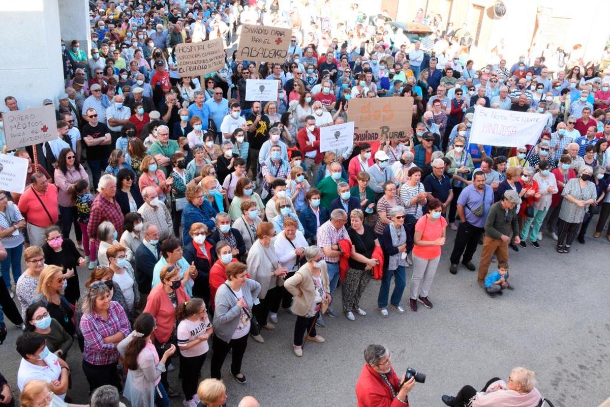 Más de 2.500 personas participaron  en la manifestación de protesta convocada por los pueblos de El Abadengo.