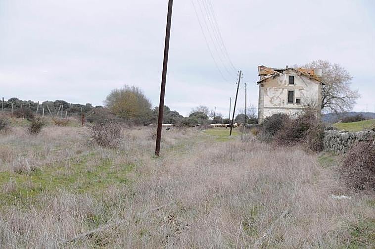 Estado de abandono de la línea férrea La Fuente-Barca d’Alva a su paso por la estación de Lumbrales.
