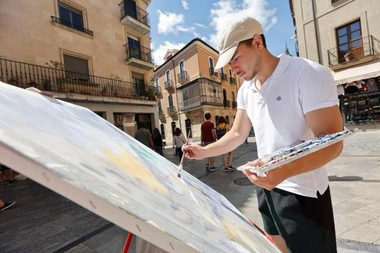 Uno de los artistas participantes realiza su creación en el centro de Salamanca.
