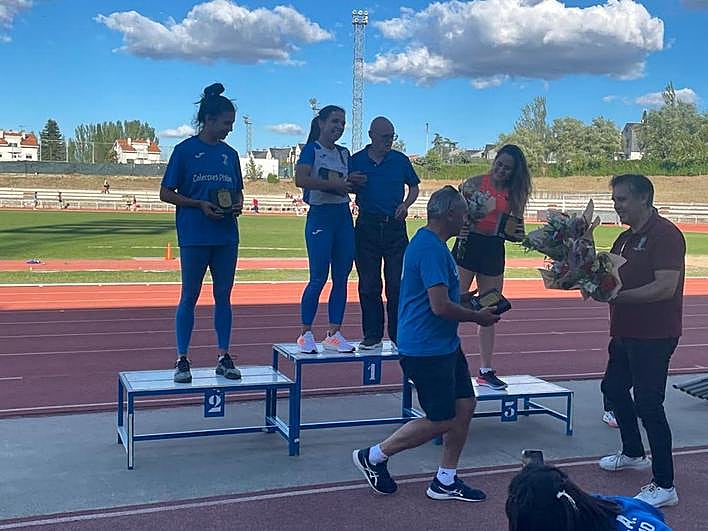 Casimiro Blanco, a la derecha, en la entrega de premios en 100 metros