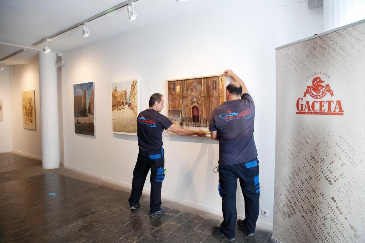 Montaje de la exposición, que se puede ver hasta el 26 de junio, con las 27 obras seleccionadas en el concurso de pintura rápida.