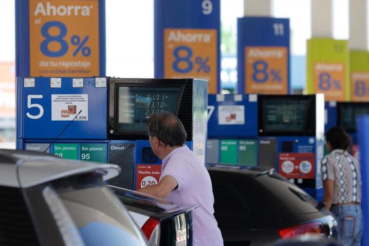 Personas repostando en una gasolinera