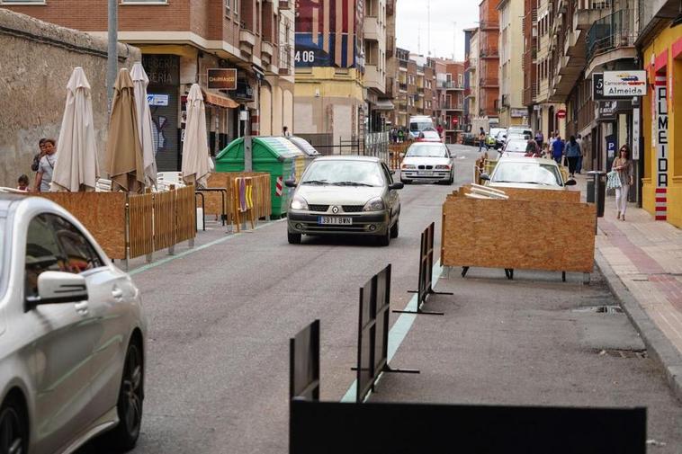 Vehículos circulando por Van Dyck entre las terrazas ampliadas con plazas de aparcamiento.