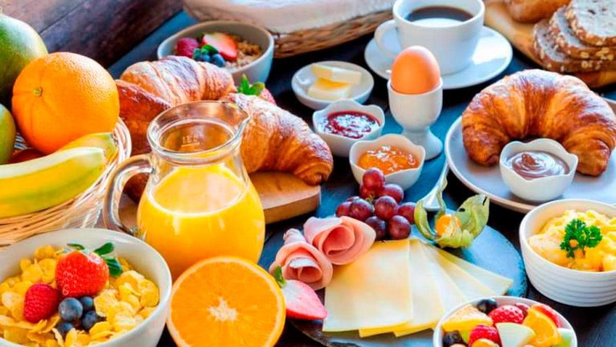 Los cinco alimentos que no pueden faltar en un desayuno saludable.