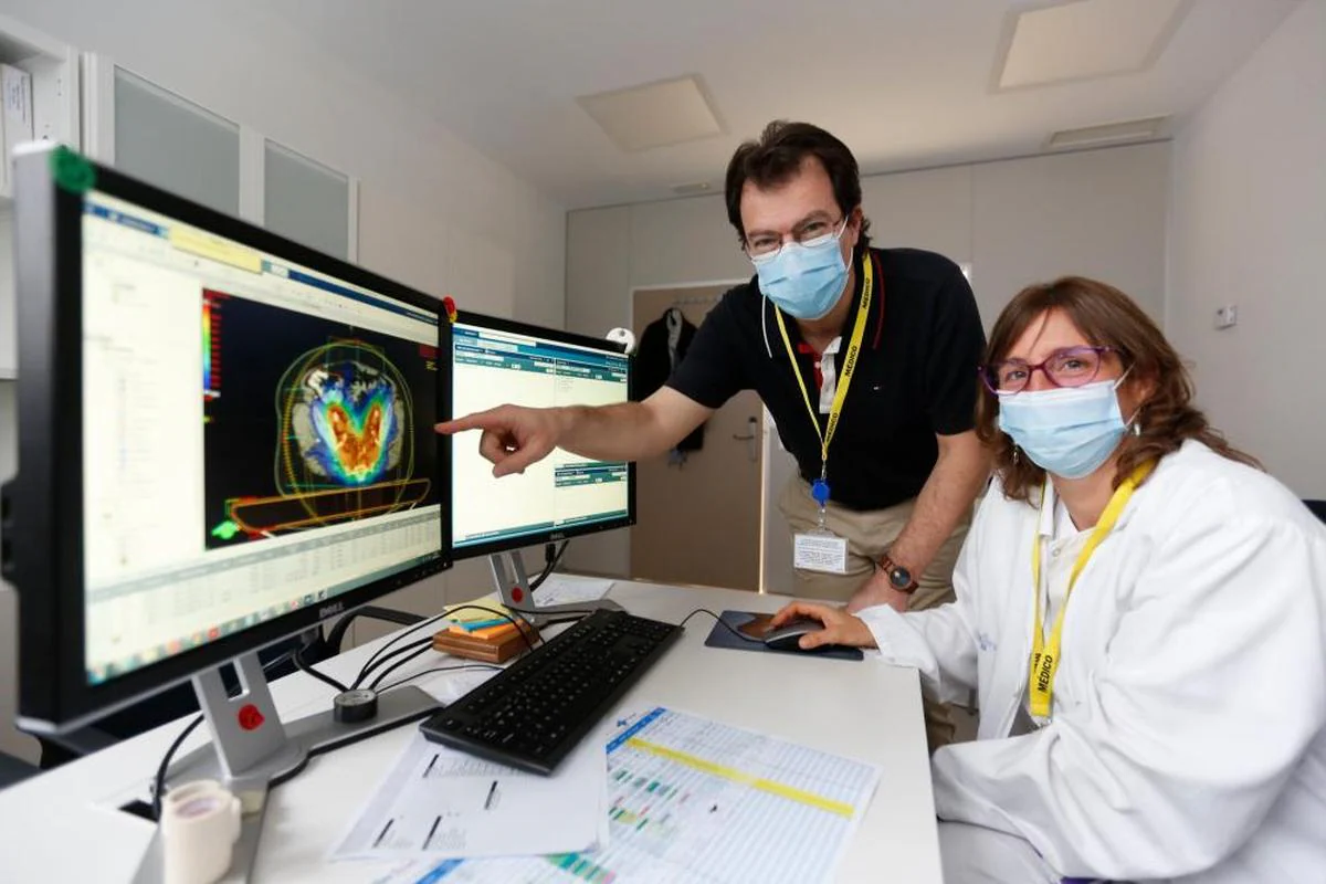Carlos Martín, jefe de Radiofísica, supervisa un plan para irradiar a un paciente con un tumor.