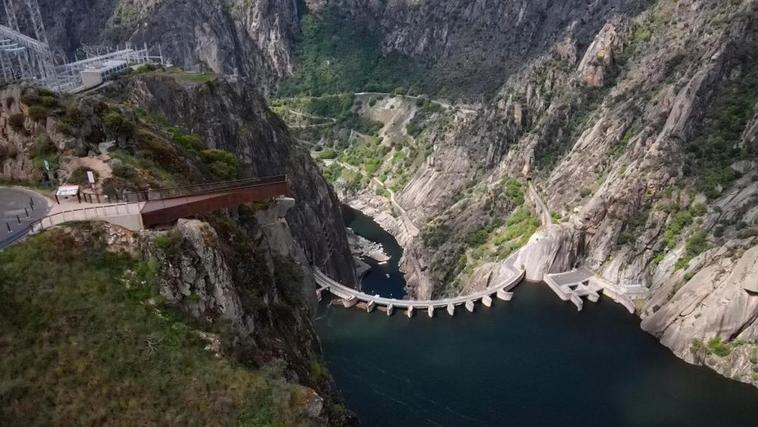 Nuevo mirador del Fraile sobre la presa y embalse de Aldeadávila. Abajo, poblado de Iberdrola.