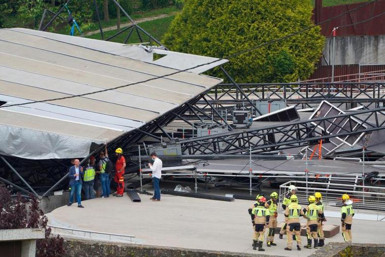 Atrapados varios trabajadores tras derrumbarse el escenario de un festival de Santiago de Compostela