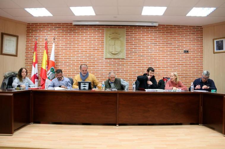 José Luis Caballero, segundo por la derecha, en un pleno de Macotera, donde ejerce como secretario.