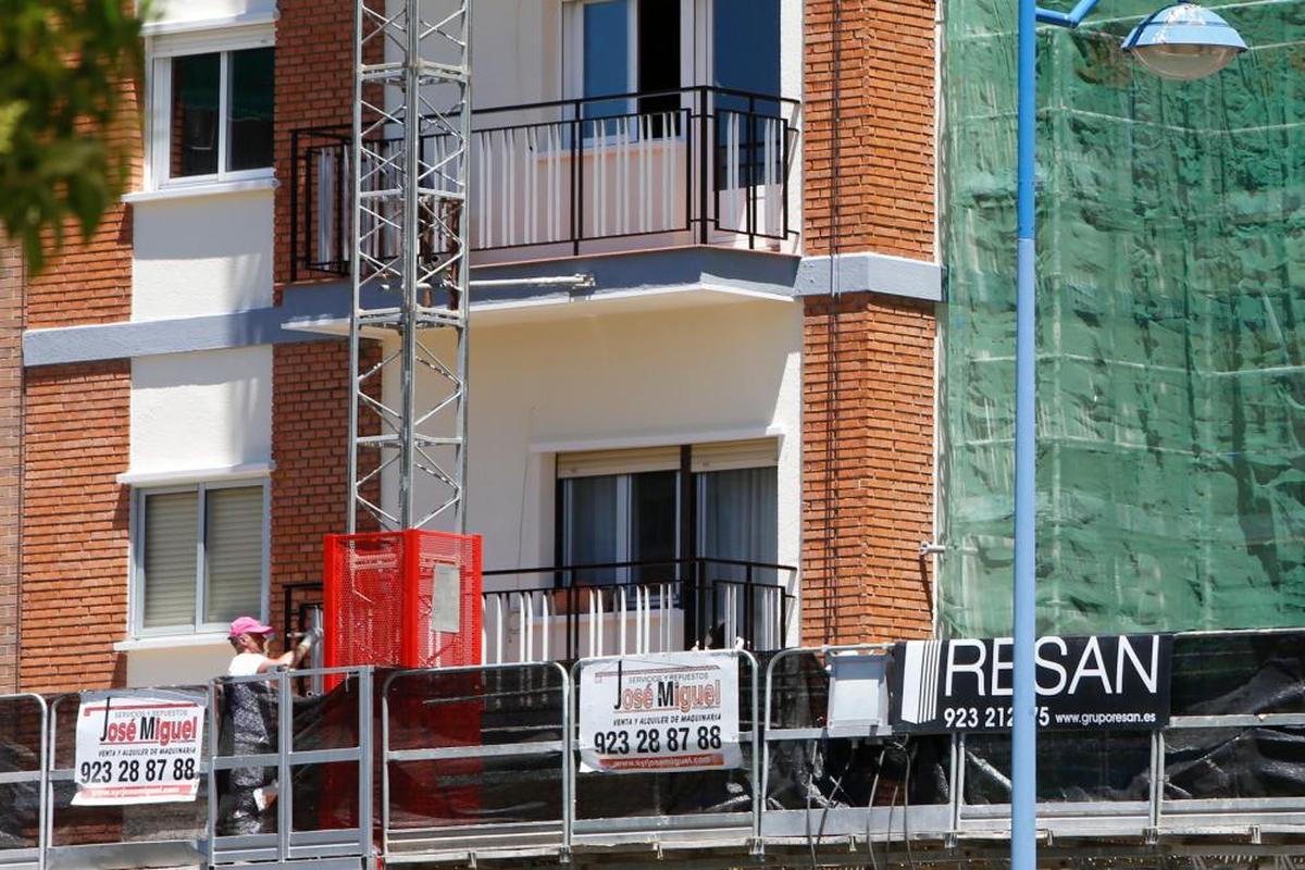 Andamios para la rehabilitación de la fachada de un edificio de viviendas.