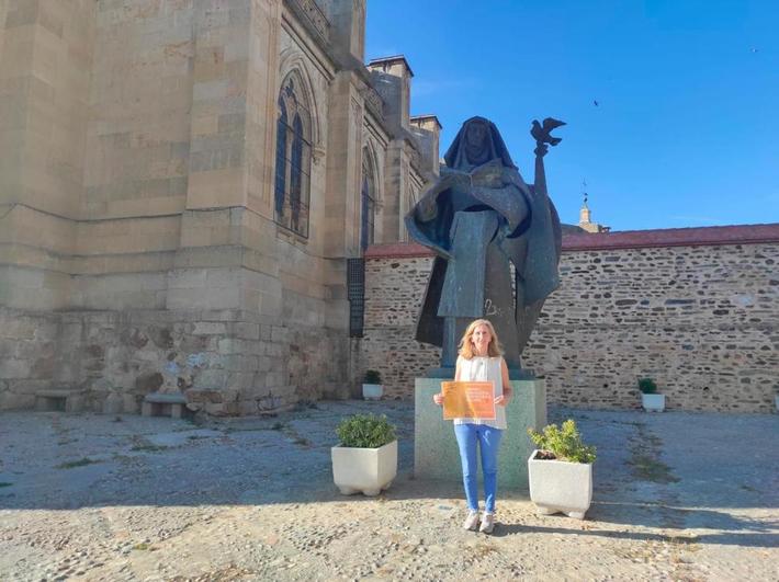 La alcaldesa, Concepción Miguélez, junto a la escultura de Santa Teresa de Venancio Blanco.