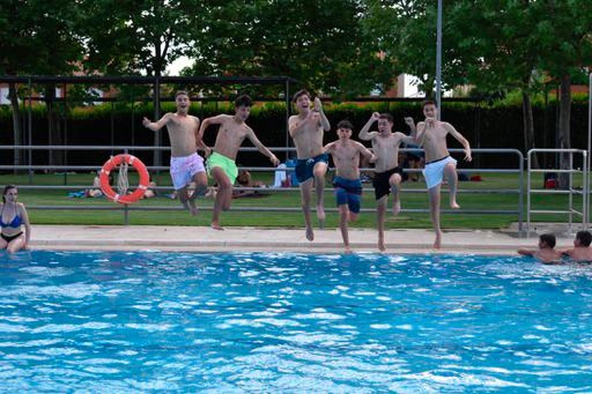 Unos jóvenes se lanzan a la piscina