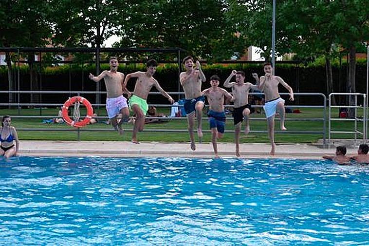 Unos jóvenes se lanzan a la piscina